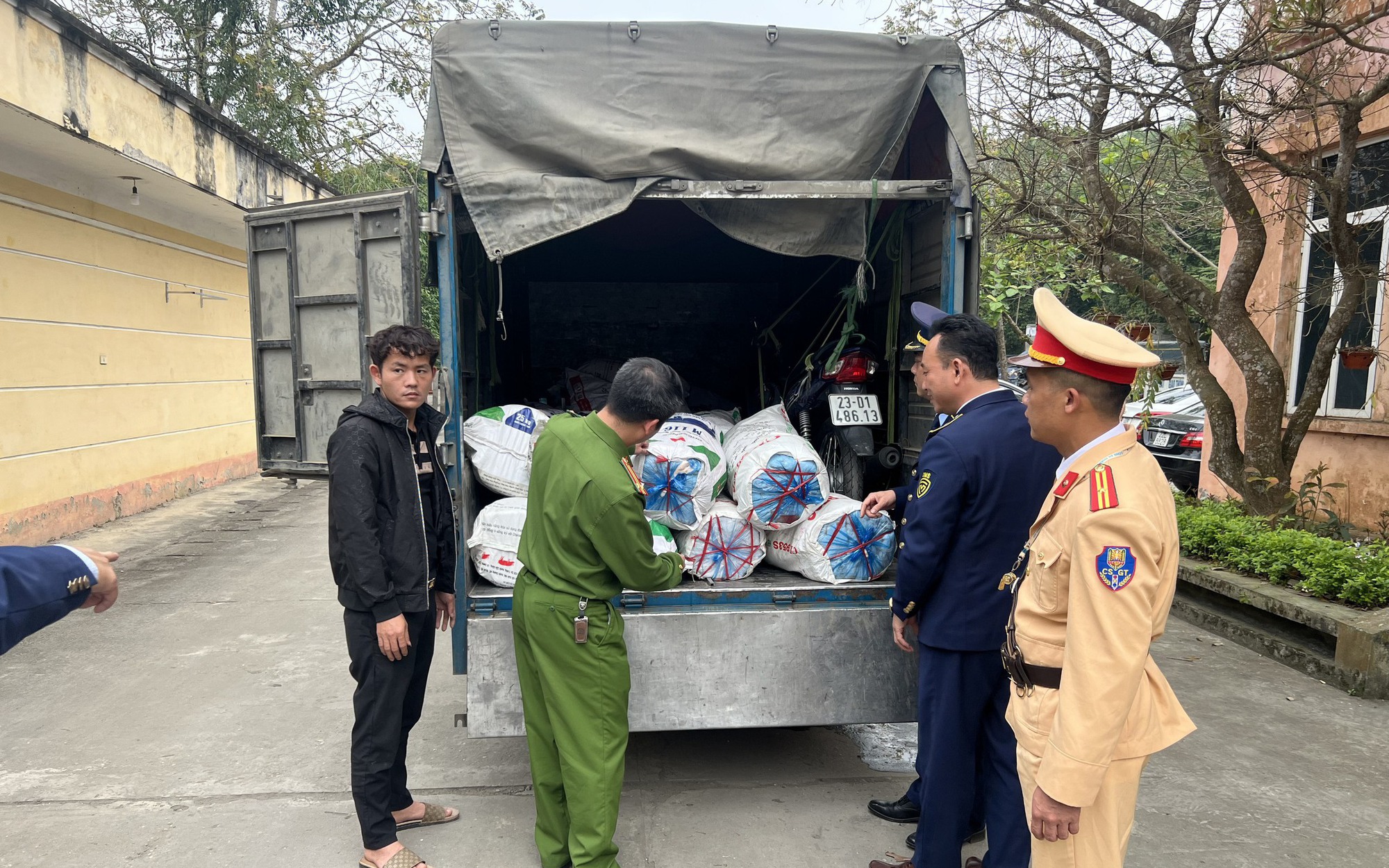 Đón lõng xe ô tô tải để 'tóm gọn' hàng chục bao tải mỡ lợn đông lạnh ở Tuyên Quang