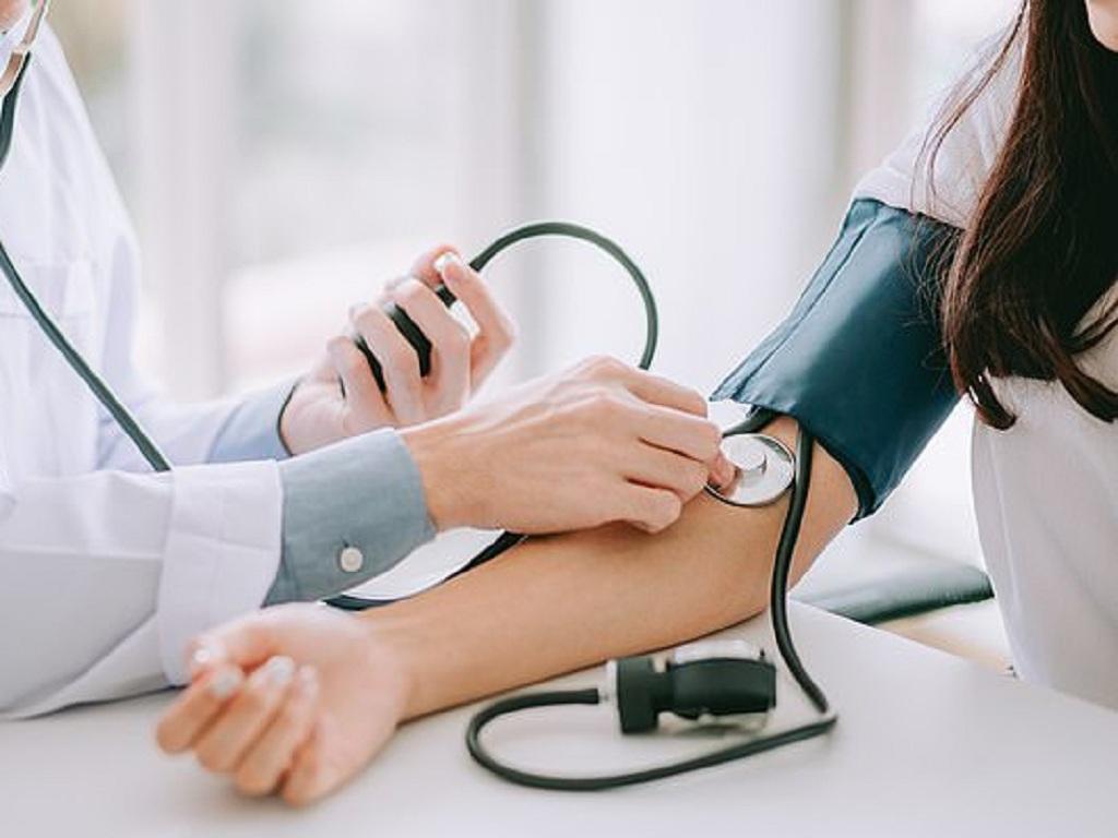 Khi có biểu hiện tăng huyết áp người bệnh không nên tự ý mua thuốc điều trị tại nhà mà hãy đến cơ sở y tế để được các bác sĩ khám và chẩn đoán.