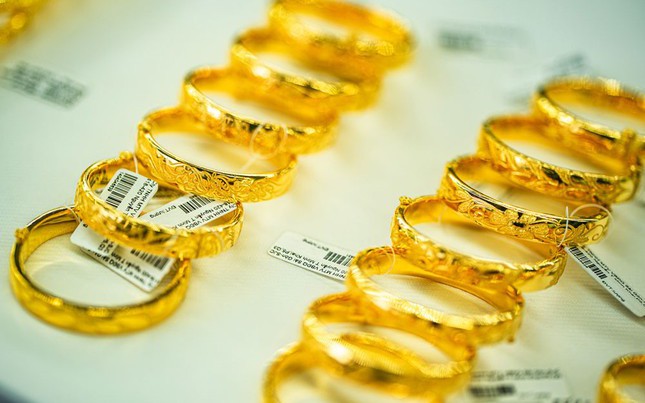 Giá vàng hôm nay 13/3: Vàng nhẫn giảm mạnh, SJC đỉnh cao lịch sử 82,2 triệu đồng/lượng