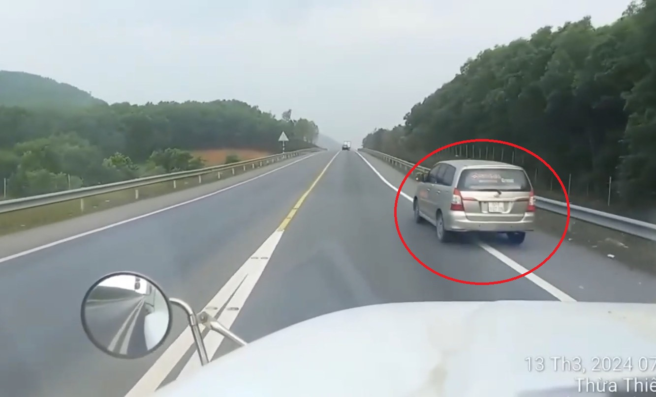 Truy tìm ô tô con tạt đầu xe container trên cao tốc Cam Lộ - La Sơn - Ảnh 1.