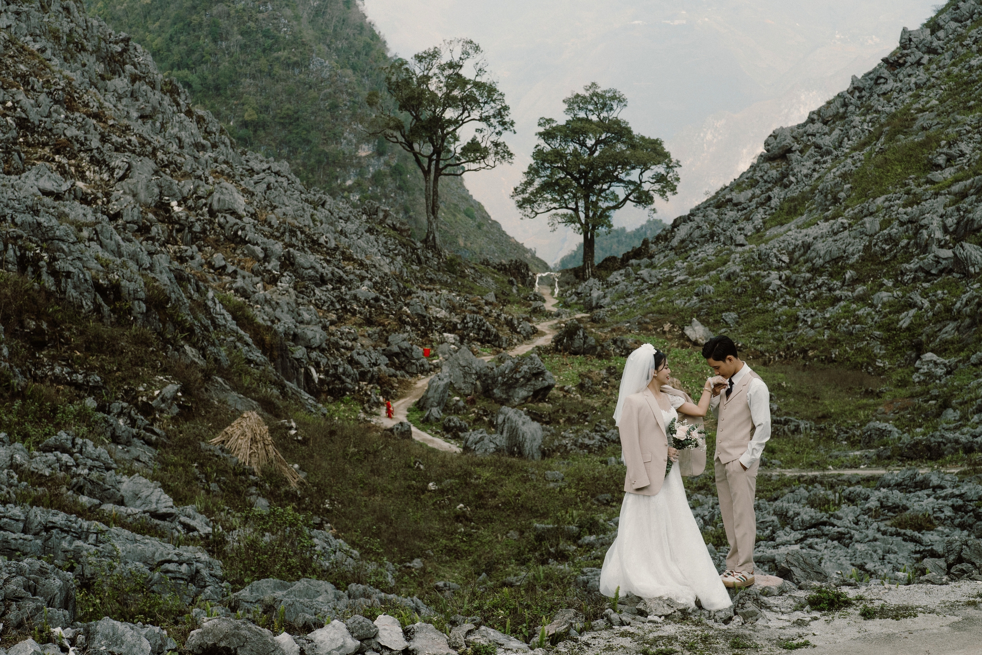 Bộ ảnh cưới tại Hà Giang đẹp mê mẩn của hot TikToker 30 triệu lượt thích- Ảnh 12.