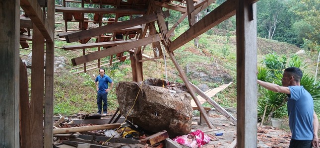 Nổ mìn, tảng đá gần 4 tấn rơi làm sập nhà dân ở Quảng Nam - Ảnh 2.