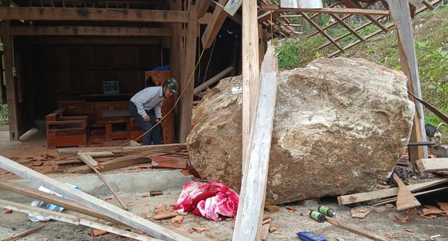 Nổ mìn, tảng đá gần 4 tấn rơi làm sập nhà dân ở Quảng Nam - Ảnh 1.