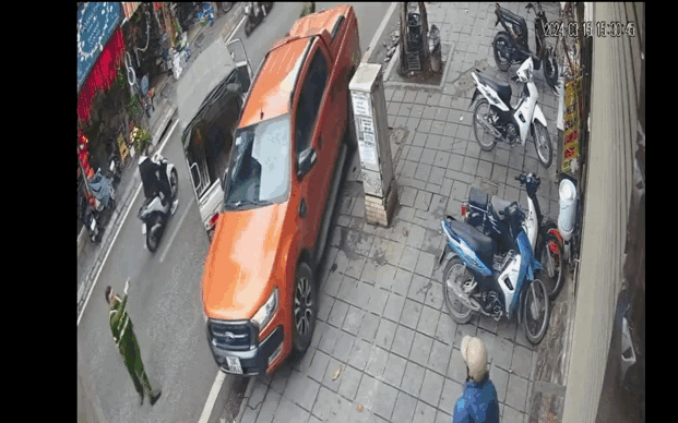 Video: Hoảng hồn cảnh xe bán tải tông loạt phương tiện rồi bỏ chạy trên phố Hà Nội
