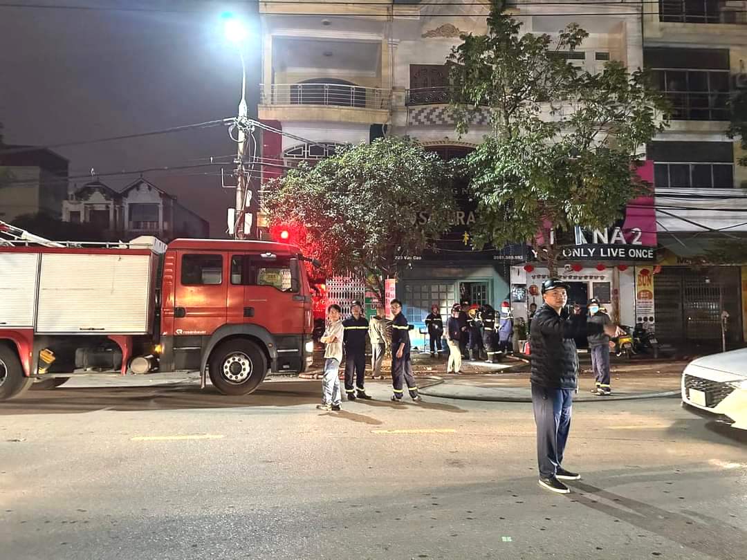 LỬA BÙNG PHÁT DỮ DỘI TẠI QUÁN BAR VOLUME CLUB TRÊN ĐƯỜNG LÊ ĐỨC THỌ