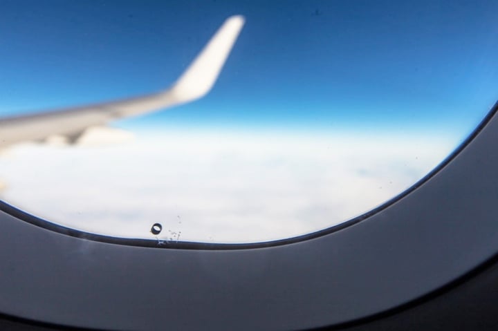 Tại sao trên cửa sổ máy bay có lỗ hổng nhỏ: Tiết lộ bất ngờ từ nữ tiếp viên hàng không- Ảnh 2.