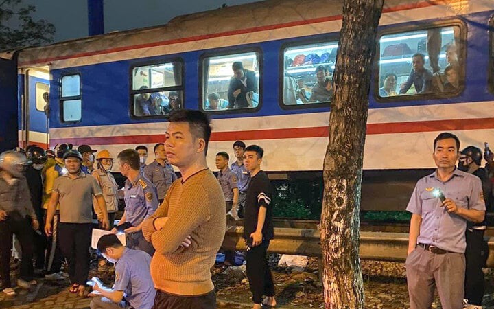 Hà Nội: Nghe điện thoại sát đường ray, người đàn ông bị tàu hỏa tông tử vong