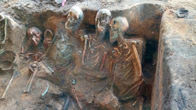 Hé lộ ngôi mộ tập thể với 1.000 bộ xương dồn chặt vào nhau - Ảnh 1.