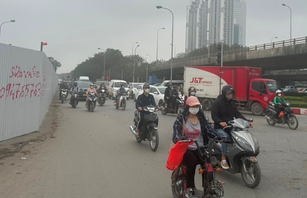 Cận cảnh hàng rào thi công gây tắc nghiêm trọng đại lộ Thăng Long - Ảnh 4.