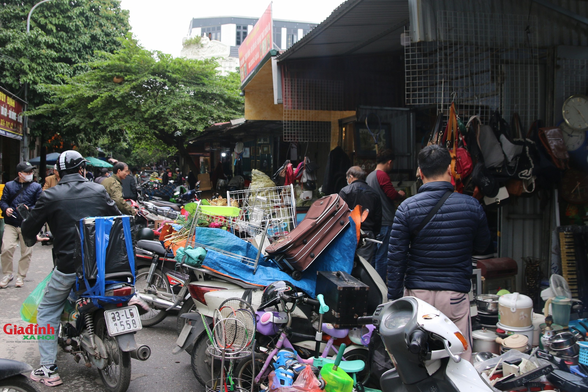 Mặc mưa rét, phiên chợ đồ cổ, đồ xưa đặc biệt giữa lòng Hà Nội vẫn tấp nập cảnh mua bán- Ảnh 1.