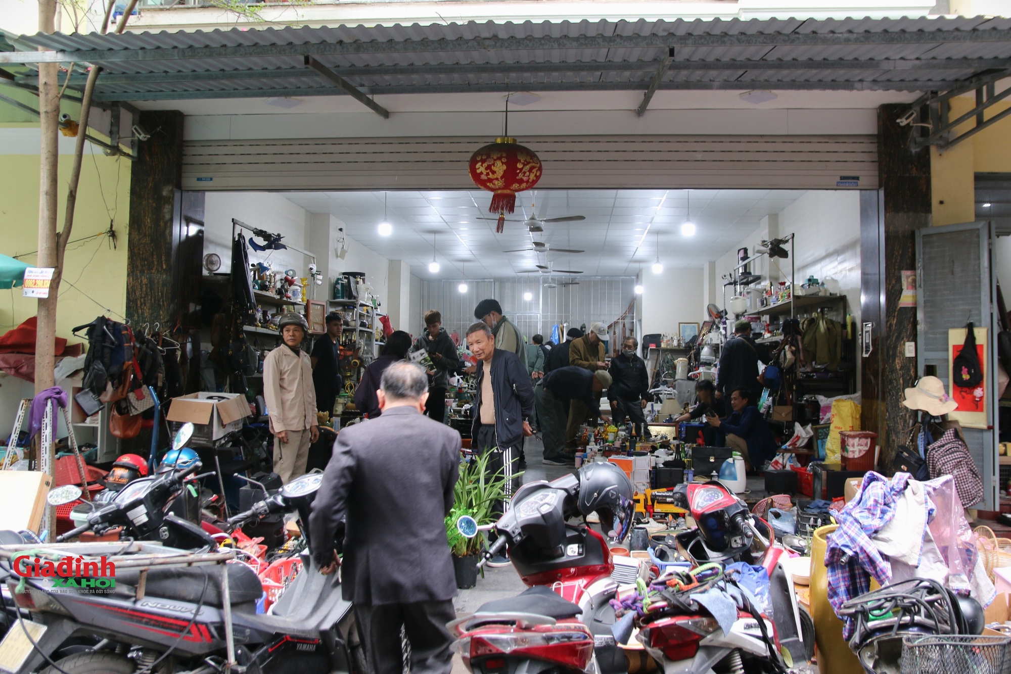 Mặc mưa rét, phiên chợ đồ cổ, đồ xưa đặc biệt giữa lòng Hà Nội vẫn tấp nập cảnh mua bán- Ảnh 4.