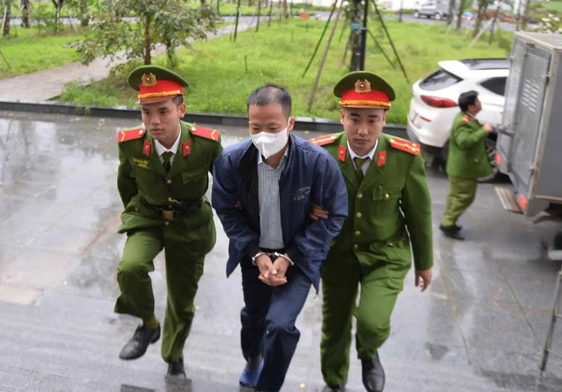 Chủ tịch Tân Hoàng Minh được dẫn tới tòa, hàng nghìn nhà đầu tư cùng đội mưa đến tham gia phiên xét xử- Ảnh 3.