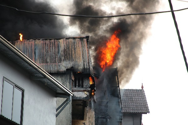Hai ngôi nhà ở Hà Nội bốc cháy cuồn cuộn - Ảnh 1.