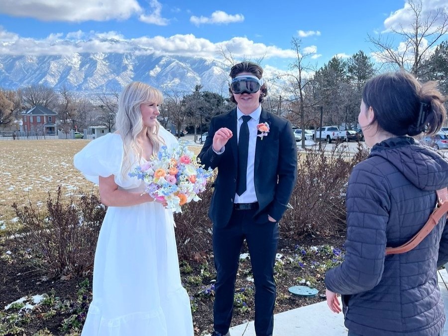 Cô dâu bực mình vì chú rể đeo Vision Pro trong lễ cưới - Ảnh 1.