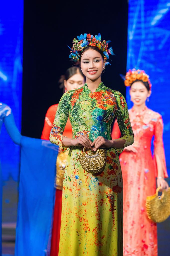 Mãn nhãn màn trình diễn áo dài của 57 NTK tại Tuần lễ áo dài Việt Nam 2024 - Ảnh 2.