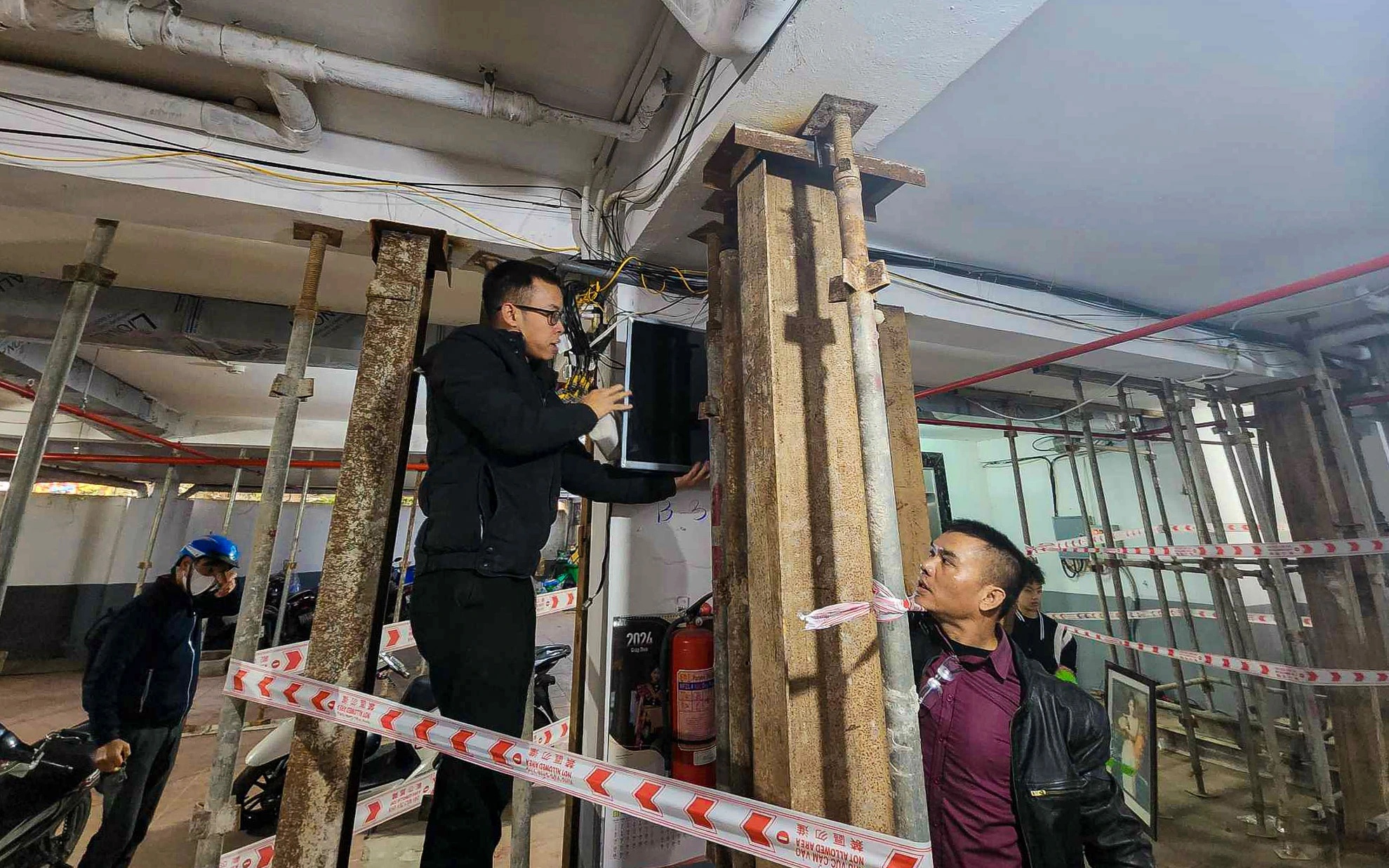 Tin sáng 3/3: Thông tin mới nhất vụ chung cư mini "chống nạng" ở Hà Nội; nhặt được 105.000 USD nhưng tưởng nhầm tiền... "âm phủ"