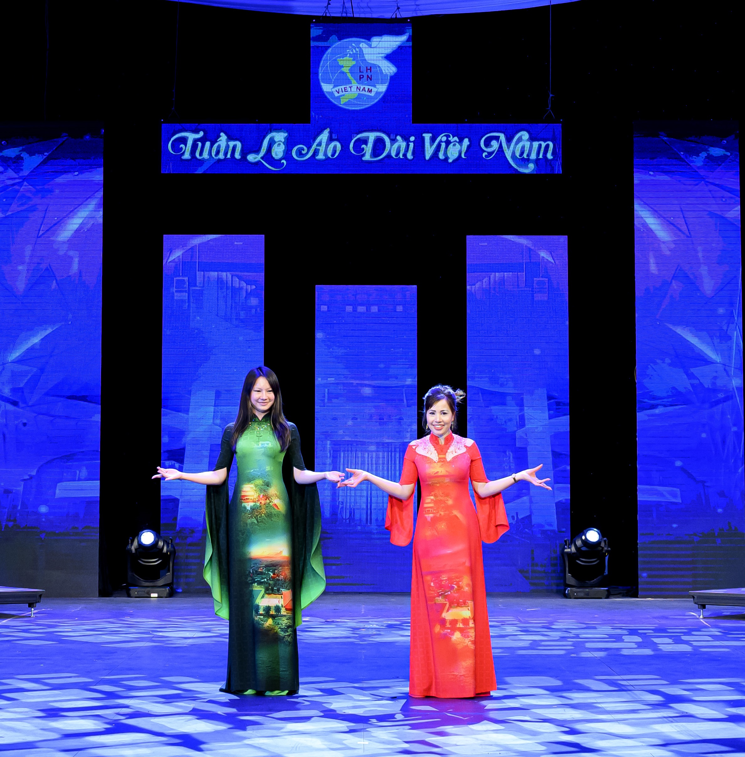 Mãn nhãn màn trình diễn áo dài của 57 NTK tại Tuần lễ áo dài Việt Nam 2024 - Ảnh 7.