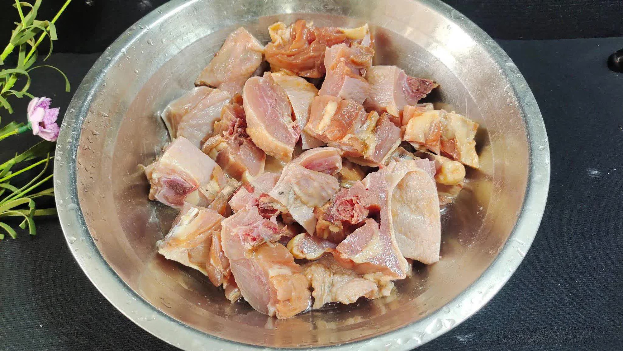  Thịt gà đem nấu cùng loại rau này ăn vừa mềm ngọt, thơm ngon mà lại giúp tăng cường hệ miễn dịch, chống lão hóa...  - Ảnh 3.
