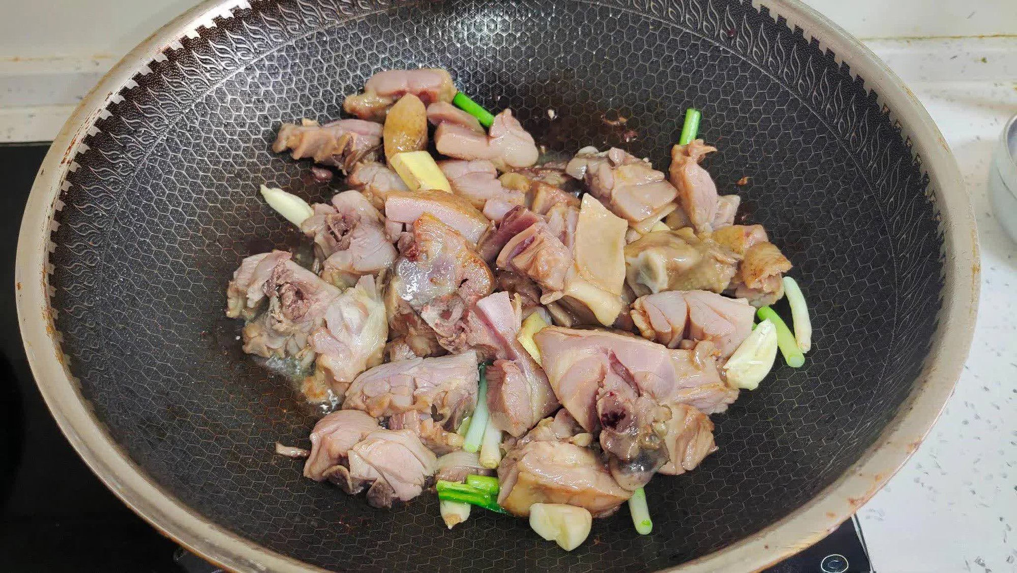  Thịt gà đem nấu cùng loại rau này ăn vừa mềm ngọt, thơm ngon mà lại giúp tăng cường hệ miễn dịch, chống lão hóa...  - Ảnh 4.