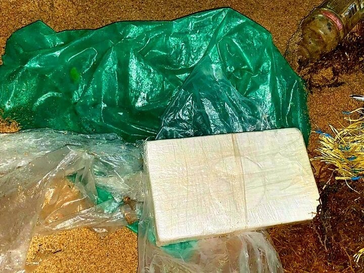Phát hiện nhiều khối chữ nhật nghi ma túy trôi dạt vào bờ biển Phú Yên - Ảnh 1.