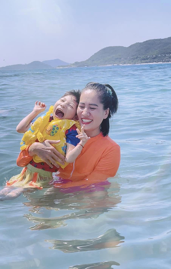 Nữ diễn viên 'vũ trụ' VFC làm mẹ đơn thân: Minh Cúc đời thực éo le, một mình nuôi con bệnh tật - Ảnh 8.