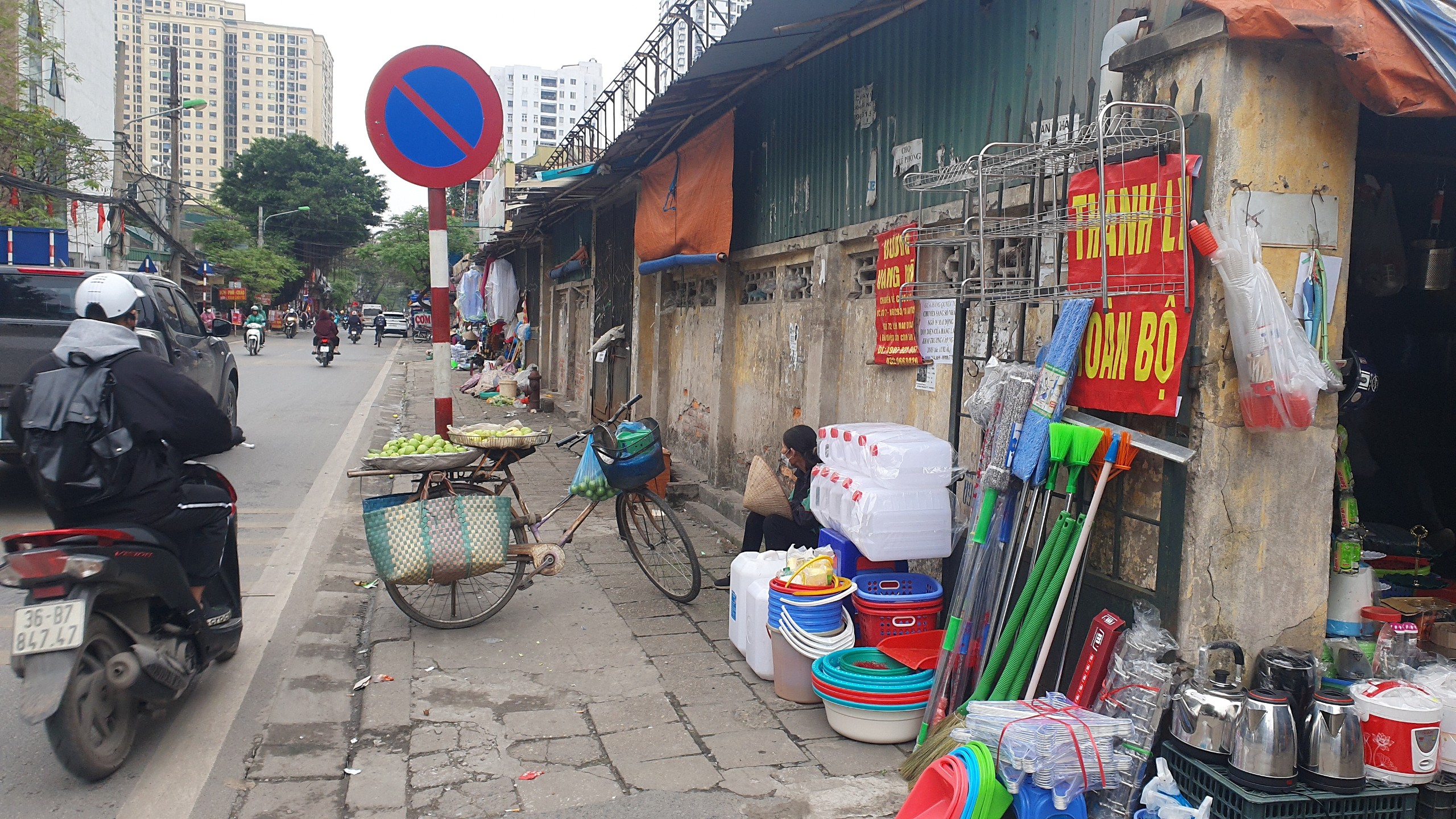 Nhường mặt bằng cho dự án đường nghìn tỷ ở Hà Nội, chợ Mai Động tan hoang như gặp 'bão'- Ảnh 13.
