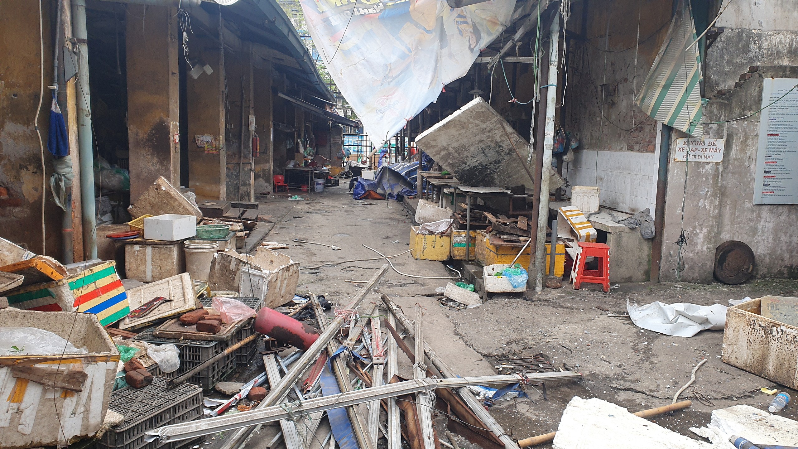 Nhường mặt bằng cho dự án đường nghìn tỷ ở Hà Nội, chợ Mai Động tan hoang như gặp 'bão'- Ảnh 6.