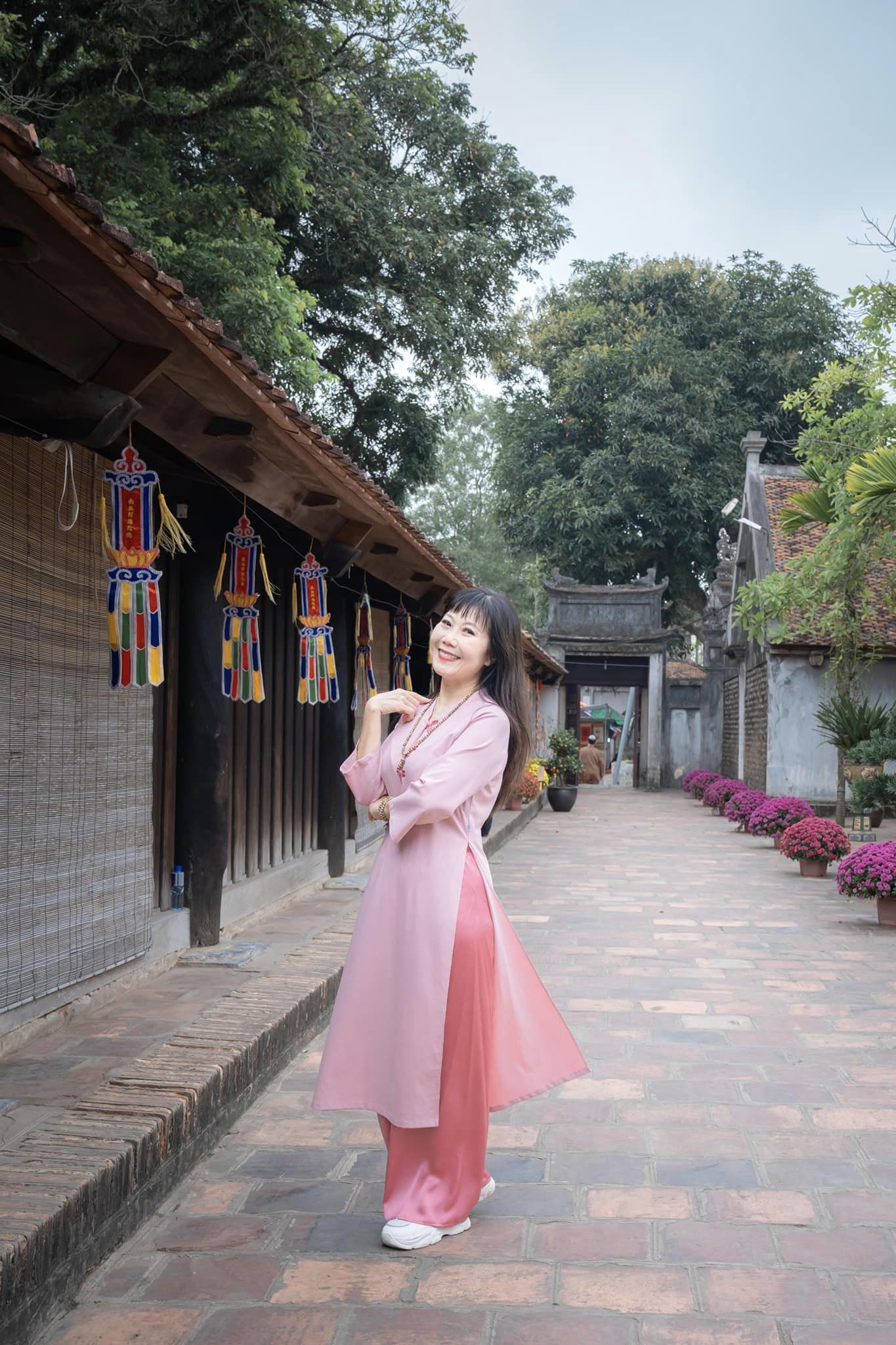 Style U60 năng động của Hương Tươi - bà chủ tiệm vàng 'Trạm cứu hộ trái tim' - Ảnh 2.