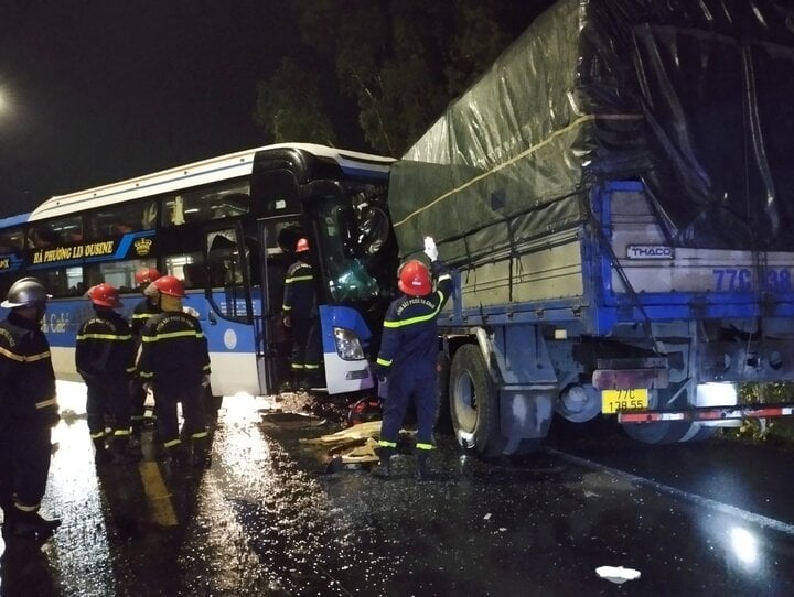 Tai nạn giữa xe khách và xe tải ở Phú Yên, 8 người thương vong - Ảnh 1.