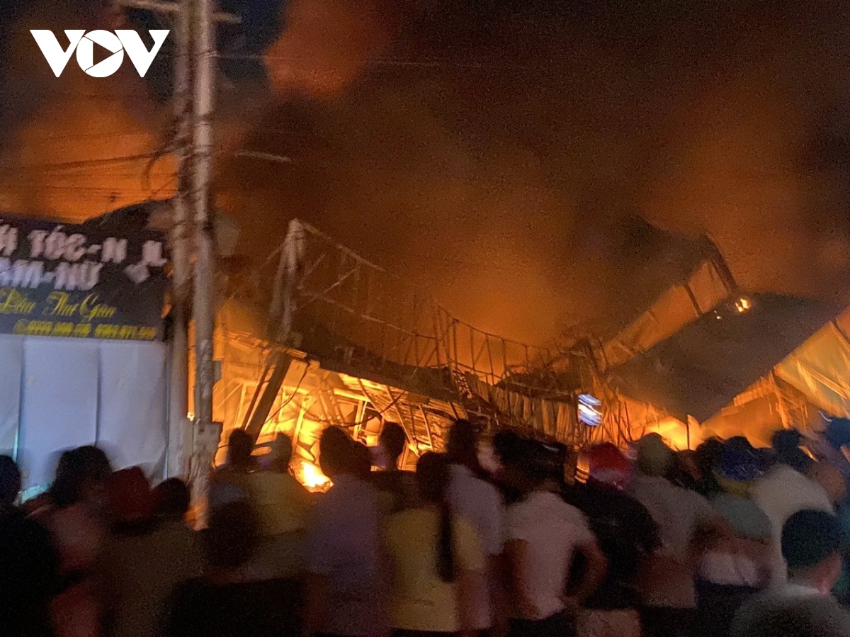 Nhà sách Tuấn Minh ở Bình Phước đổ sập sau vụ cháy - Ảnh 2.