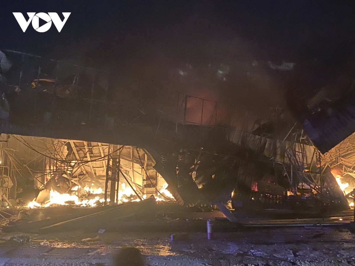 Nhà sách Tuấn Minh ở Bình Phước đổ sập sau vụ cháy - Ảnh 1.