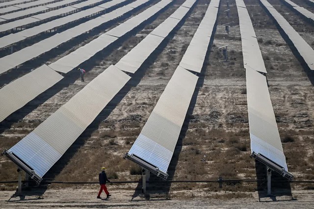 Kỳ tích năng lượng của một quốc gia châu Á: Biến sa mạc muối cằn cỗi thành nhà máy điện sạch không lồ, đủ cung cấp điện cho 16 triệu ngôi nhà - Ảnh 1.