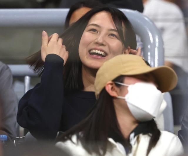 Người vợ bình thường của siêu sao bóng chày Nhật Bản khiến trái tim fan nữ 'tan nát' - Ảnh 4.