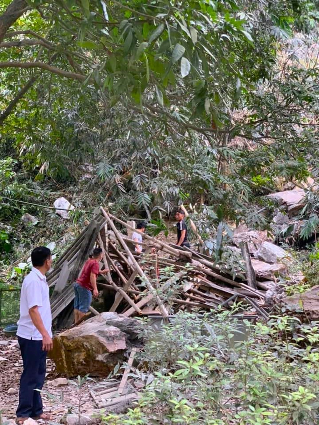 Động đất ở Hà Nội gây sập nhà, chết đàn dê ở Hòa Bình - Ảnh 5.