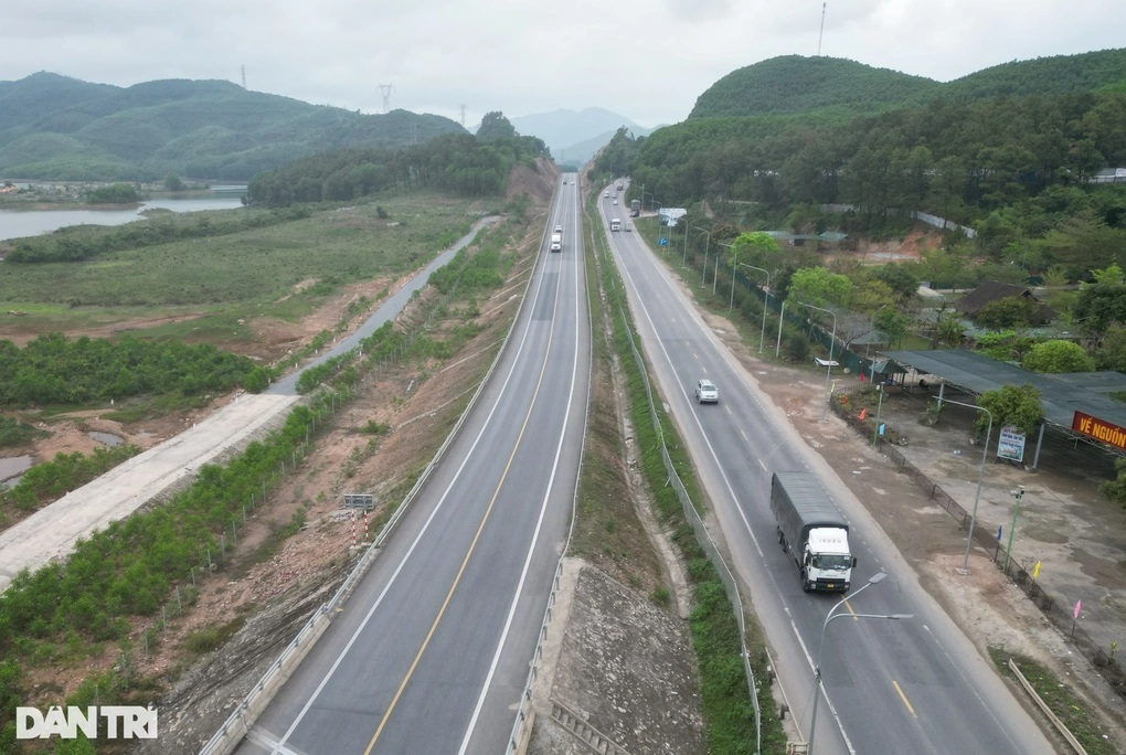 Cao tốc Cam Lộ - La Sơn mãn tải, chuẩn bị cấm xe cỡ lớn - Ảnh 3.
