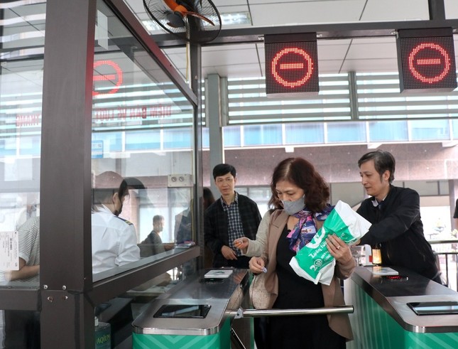 Thêm 10 tuyến xe buýt Hà Nội thanh toán bằng thẻ, vé điện tử - Ảnh 1.