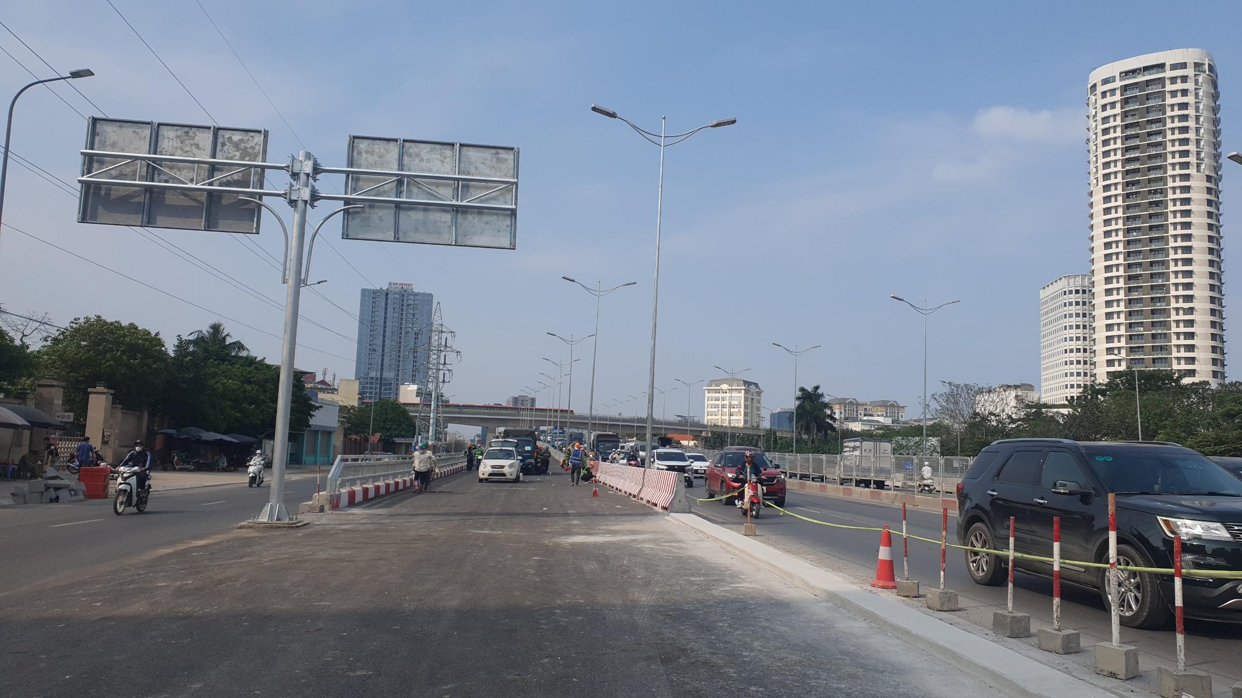 Hình ảnh mới nhất tại cầu vượt thép Mai Dịch trước ngày thông xe- Ảnh 1.