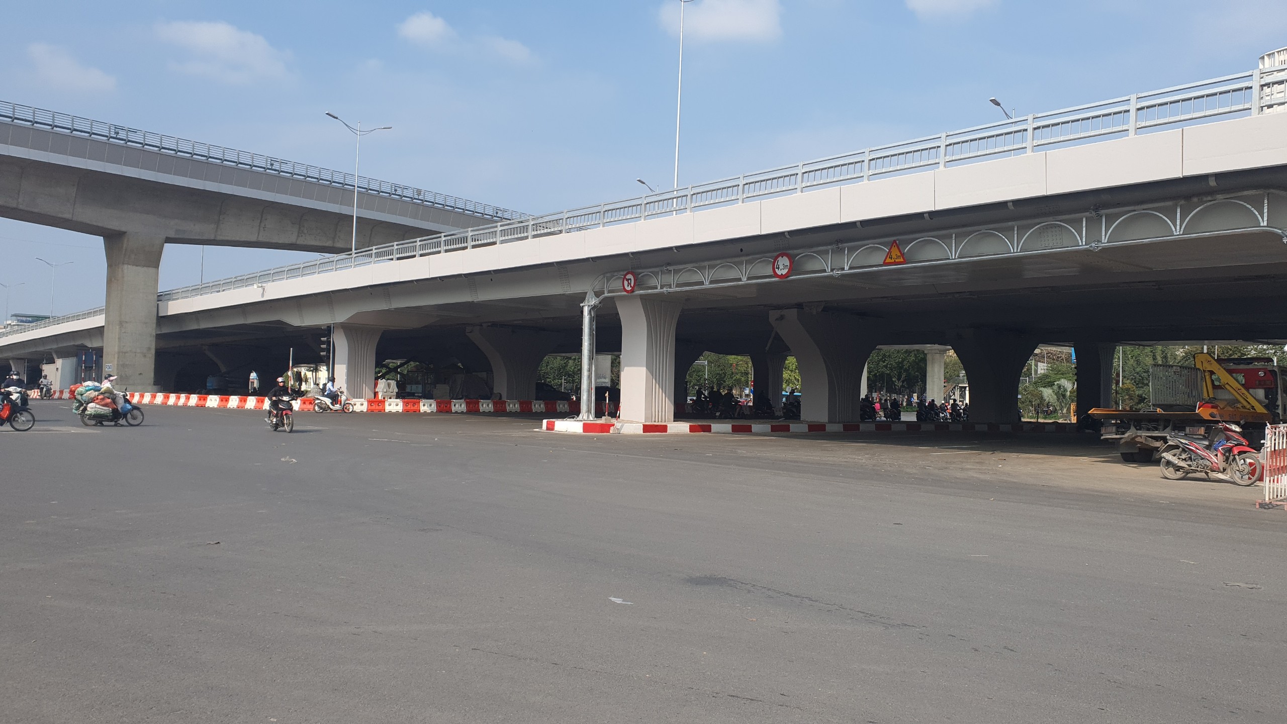 Hình ảnh mới nhất tại cầu vượt thép Mai Dịch trước ngày thông xe- Ảnh 18.