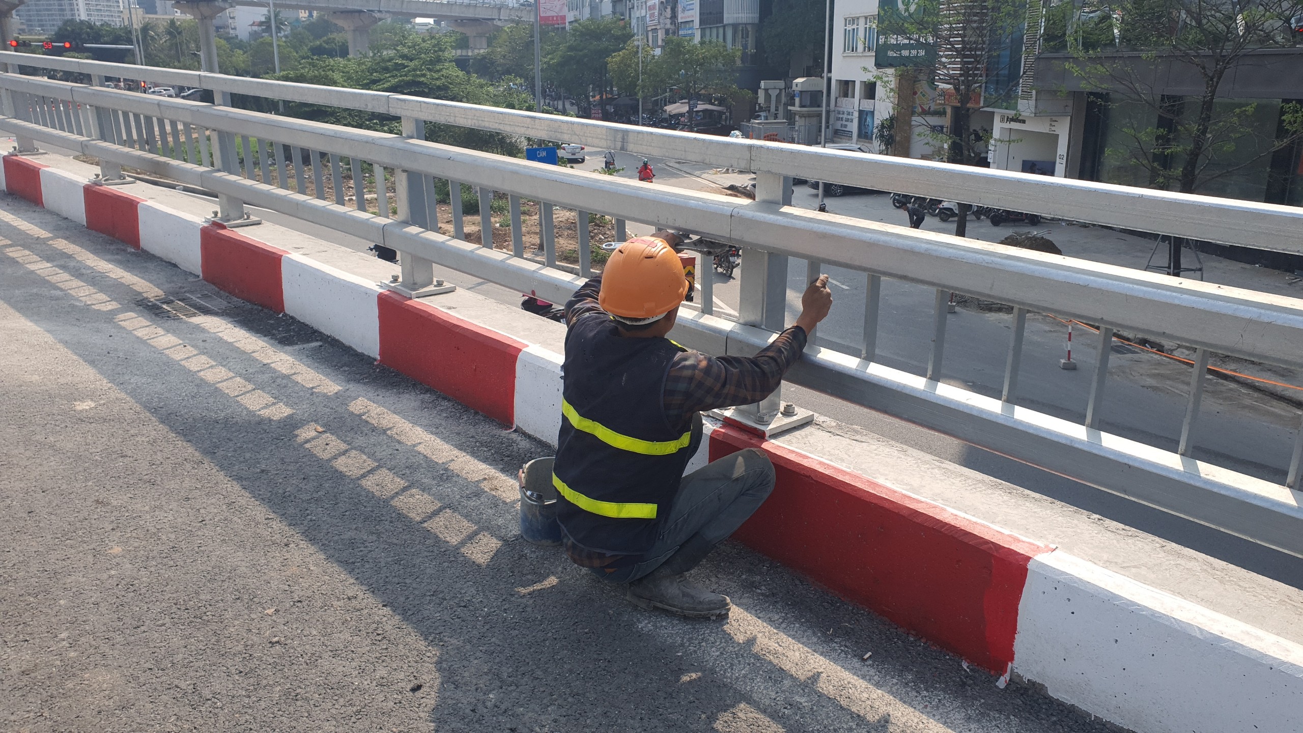 Hình ảnh mới nhất tại cầu vượt thép Mai Dịch trước ngày thông xe- Ảnh 4.