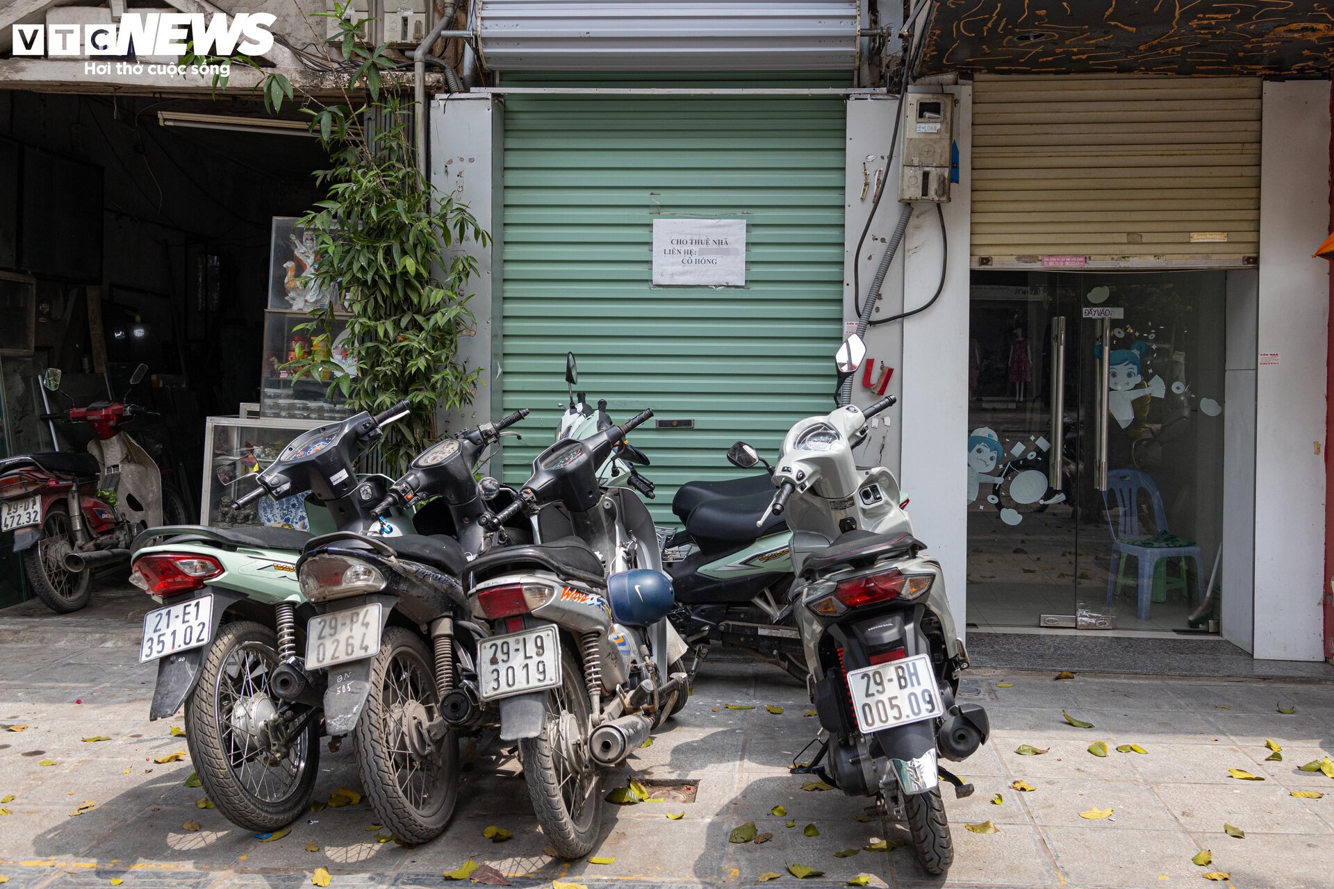 Hàng chục cửa hàng trên đất vàng phố Huế, Hà Nội đóng cửa, treo biển cho thuê - Ảnh 7.