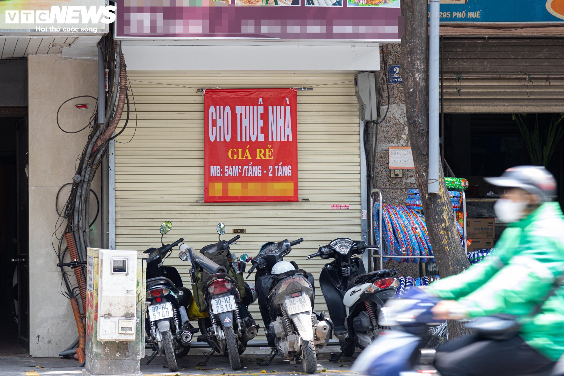Hàng chục cửa hàng trên đất vàng phố Huế, Hà Nội đóng cửa, treo biển cho thuê - Ảnh 4.