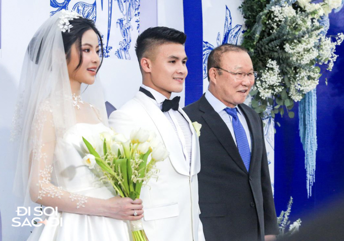 HLV Park Hang-seo dặn dò Quang Hải trong ngày cưới Chu Thanh Huyền, ông Troussier vắng mặt sau lùm xùm &quot;ngó lơ&quot; Hải &quot;con&quot; - Ảnh 2.