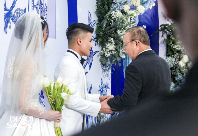 HLV Park Hang-seo dặn dò Quang Hải trong ngày cưới Chu Thanh Huyền, ông Troussier vắng mặt sau lùm xùm &quot;ngó lơ&quot; Hải &quot;con&quot; - Ảnh 3.
