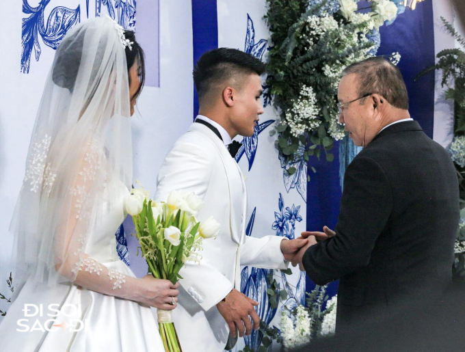 HLV Park Hang-seo dặn dò Quang Hải trong ngày cưới Chu Thanh Huyền, ông Troussier vắng mặt sau lùm xùm &quot;ngó lơ&quot; Hải &quot;con&quot; - Ảnh 4.