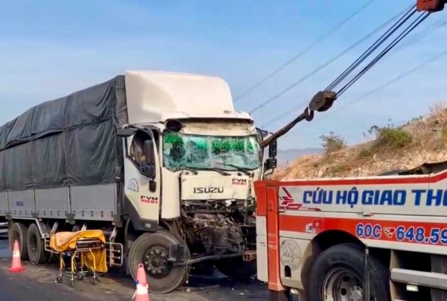 Tai nạn trên cao tốc Vĩnh Hảo – Phan Thiết, tài xế tử vong trong ca bin bẹp rúm - Ảnh 1.