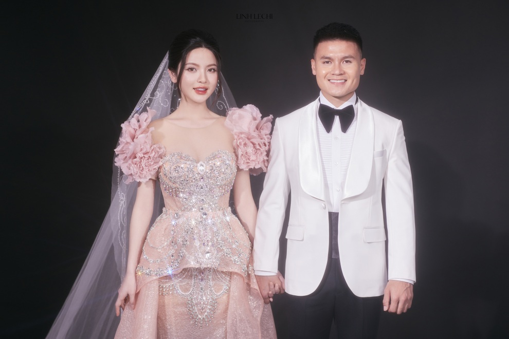 Vợ Quang Hải mặc váy 150 triệu đồng trong đám cưới ở quê nhà - Ảnh 3.