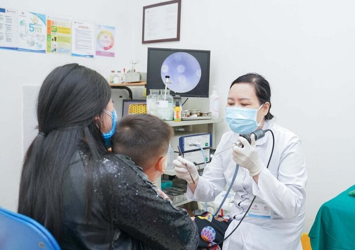 Nhiều trẻ nhập viện vì cúm B, bác sĩ chỉ rõ dấu hiệu nhận biết - Ảnh 1.