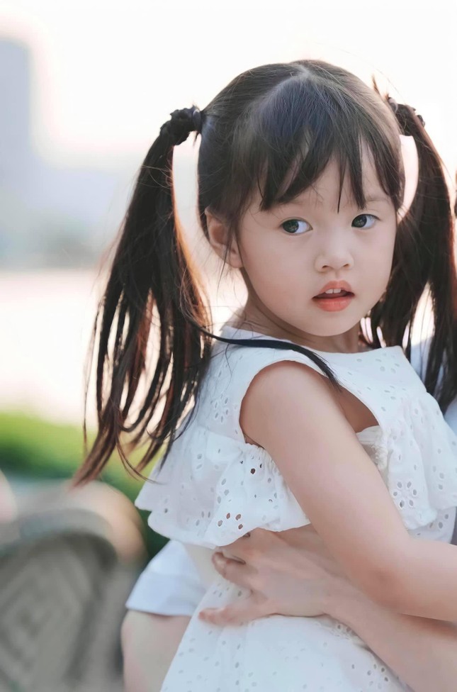 Thời trang mẹ con sao Việt: Hoa hậu Đặng Thu Thảo và con gái giản dị mà vẫn sang trọng  - Ảnh 4.