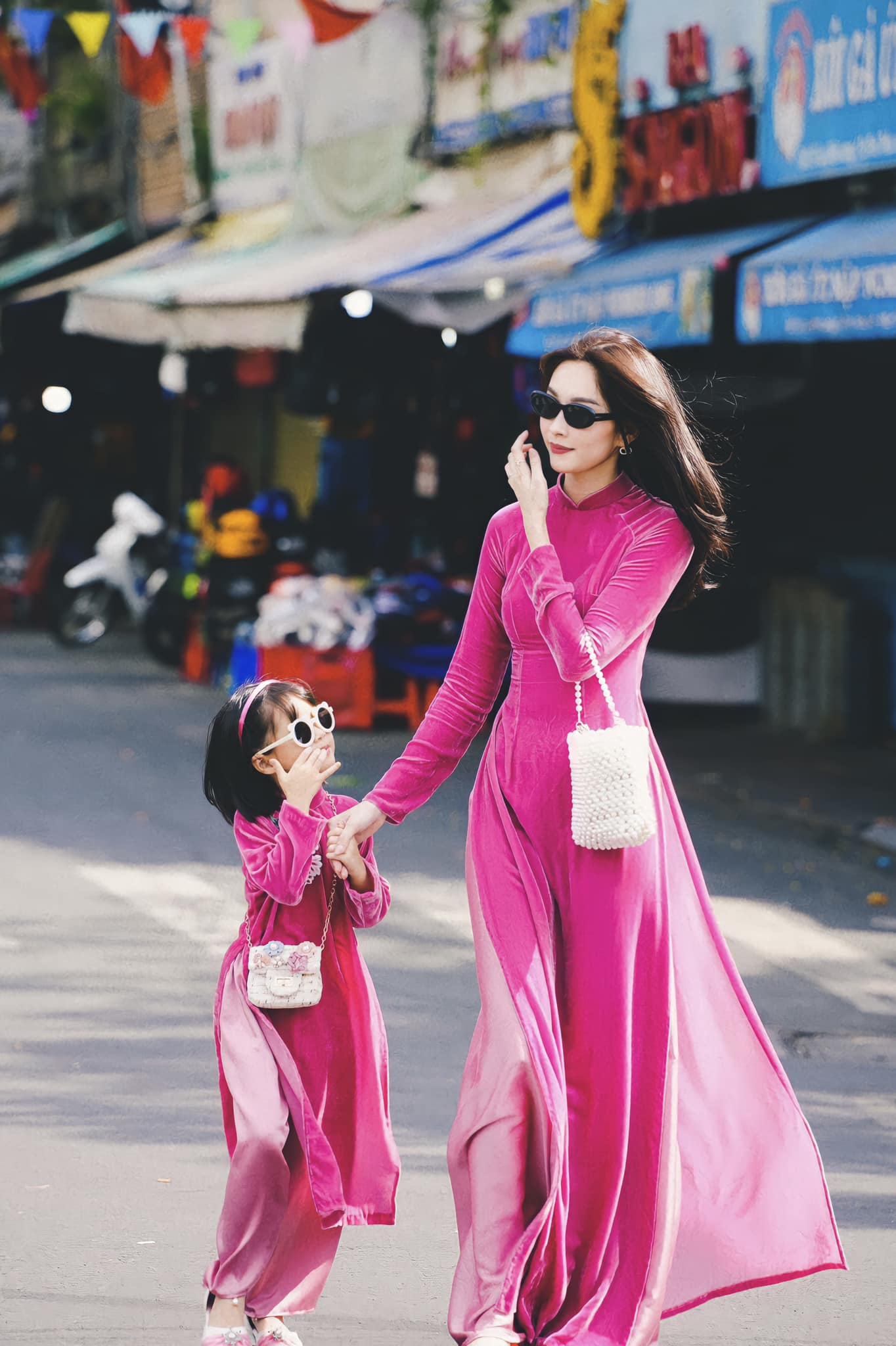 Thời trang mẹ con sao Việt: Hoa hậu Đặng Thu Thảo và con gái giản dị mà vẫn sang trọng  - Ảnh 1.