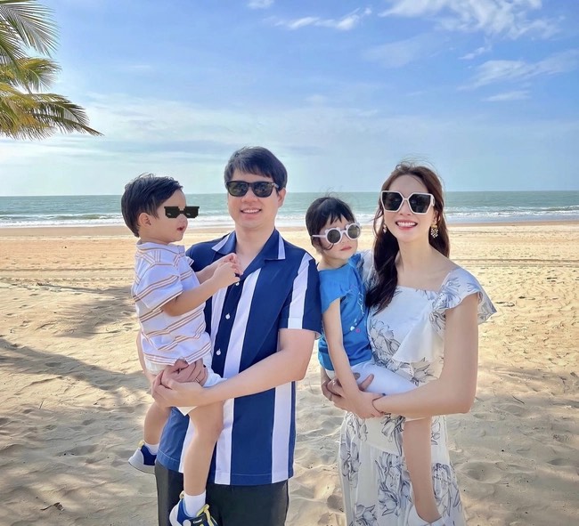 Thời trang mẹ con sao Việt: Hoa hậu Đặng Thu Thảo và con gái giản dị mà vẫn sang trọng  - Ảnh 12.